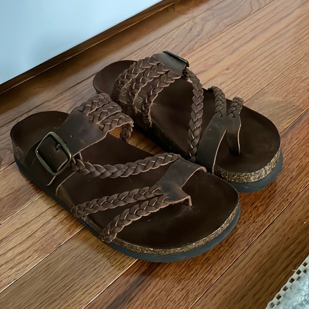White Mountain Footbed sandals, size 6